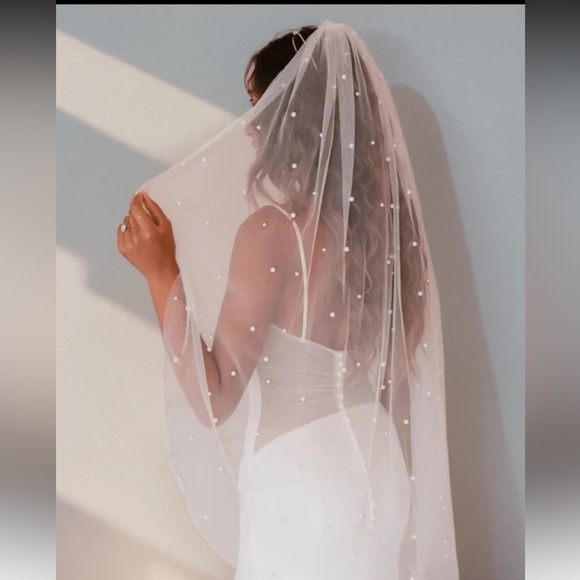 Elegant Faux Pearl-Embellished White Veil, Pearl Wedding Veil, Hip Length Veil main image 11